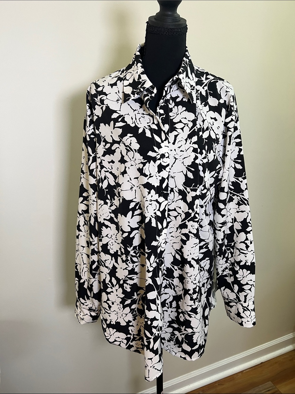 Matching set! Black & White Floral Button-Up Shirt with matching shorts.